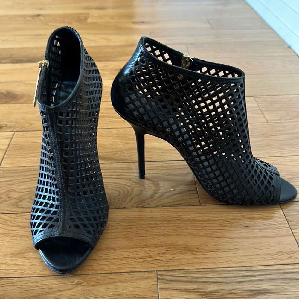 Barely worn, Burberry, Size 36, black with gold side zipper 3.5 inch heel